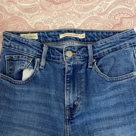 Size 26 Levi’s jeans - Picture 2 of 3